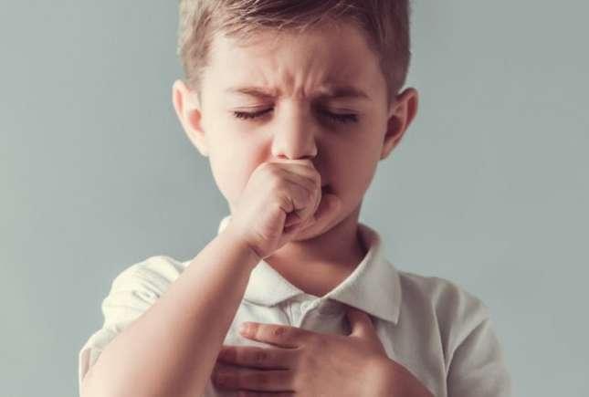 Cum ameliorăm tusea la copii fără a apela la antibiotic – sfaturi de la medic pediatru