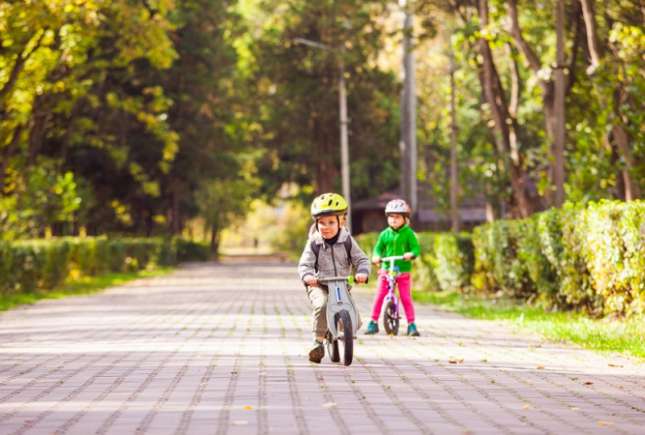 Siguranța copilului: AAP actualizează recomandările privind folosirea căștilor pentru plimbările cu bicicleta