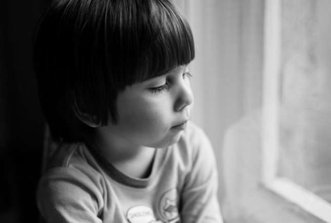 5 semne pe care nu ar trebui să le neglijezi la copilul tău, pentru a evita tulburările mintale