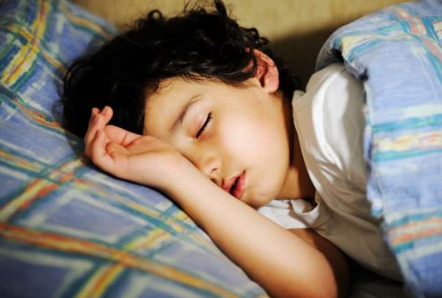 Copilul tău se culcă prea târziu și nu doarme suficient? Iată de ce