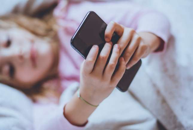 La ce vârstă ar trebui să aibă copilul propriul telefon mobil?