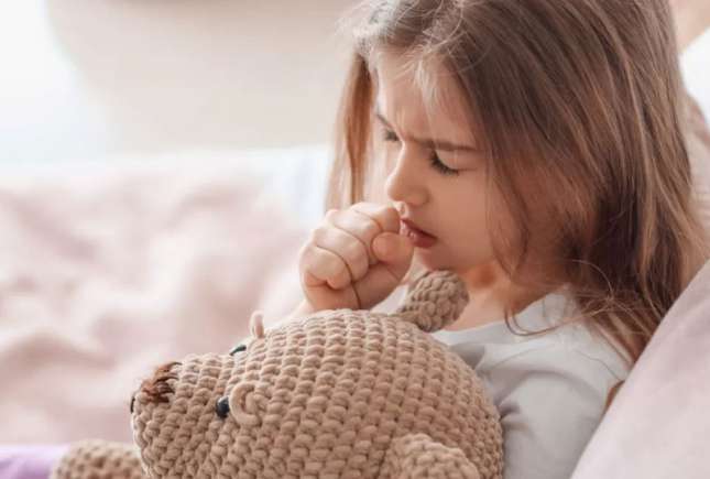 Cum să tratezi eficient tusea persistentă acasă: 10 remedii naturale și recomandări
