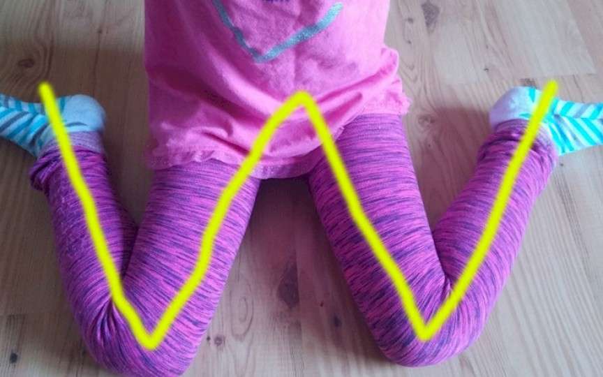 Află de ce nu trebuie să îl lași pe copil să stea în această poziție