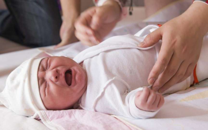 Soluția rapidă și eficientă pentru a scăpa bebelușii de febră, spasme și dureri