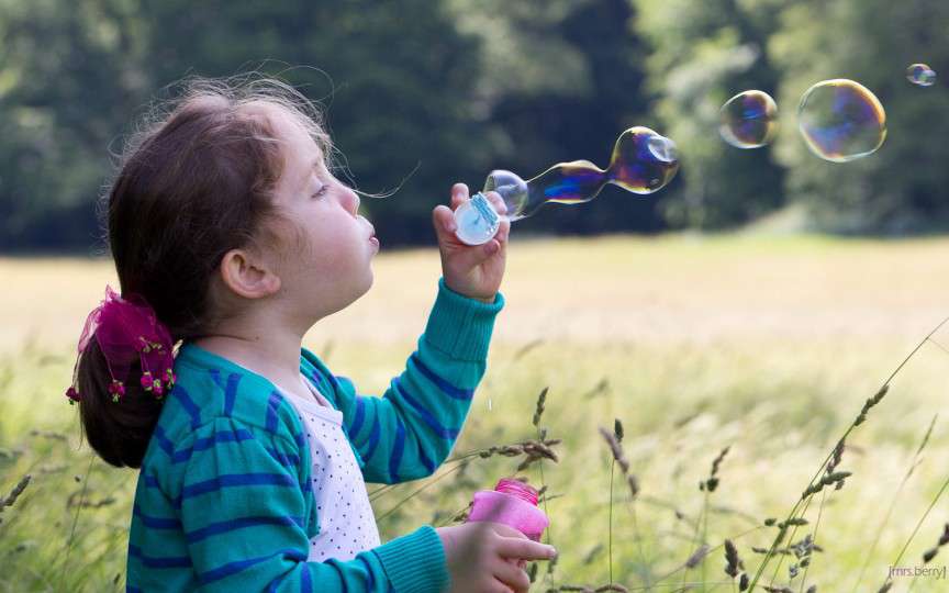 Copiii petrec foarte puțin timp pe afară, chiar mai puțin decât pușcăriașii, studiu