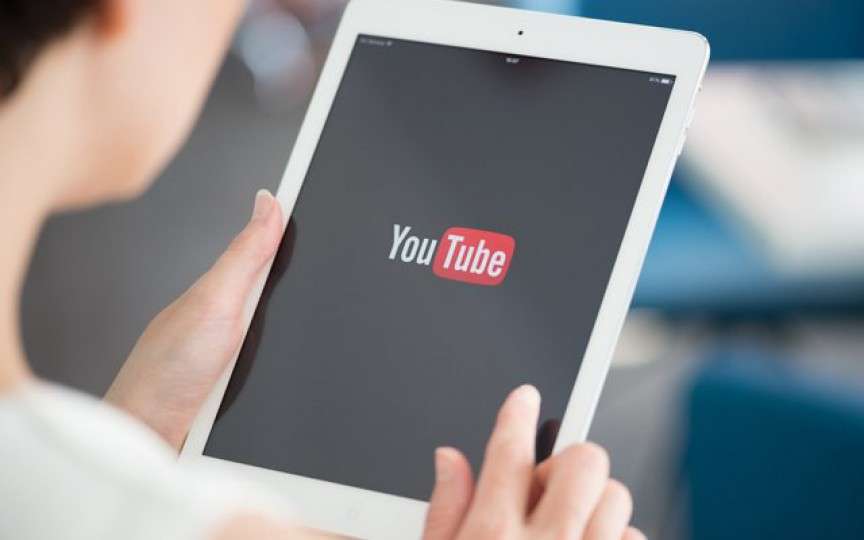 O mamă raportează că pe YouTube apar videoclipuri care îi învață pe copii despre sinucidere