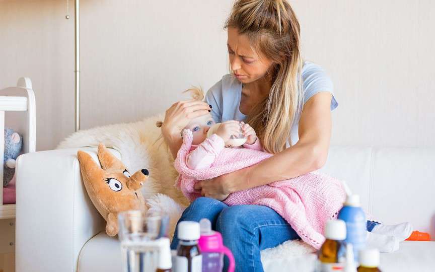 Răceala sau infecția virală – detalii pe care trebuie să le cunoască părinții