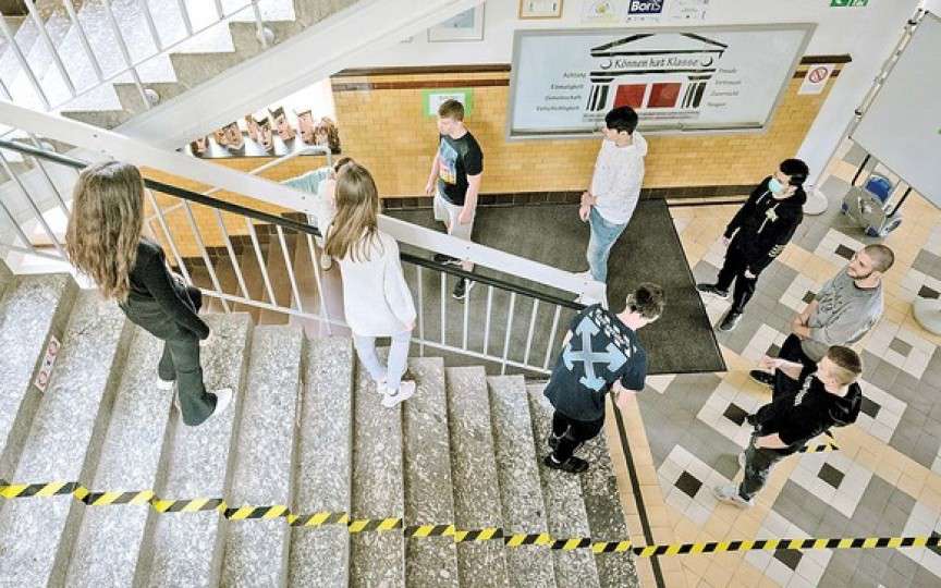 (FOTO) Cum arată şcoala în timpul epidemiei și ce reguli urmează elevii care au revenit la ore în Germania și în China