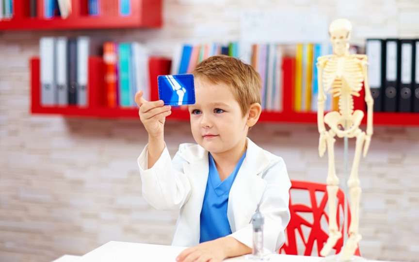 10 factori care pot să afecteze sănătatea oaselor, la copii