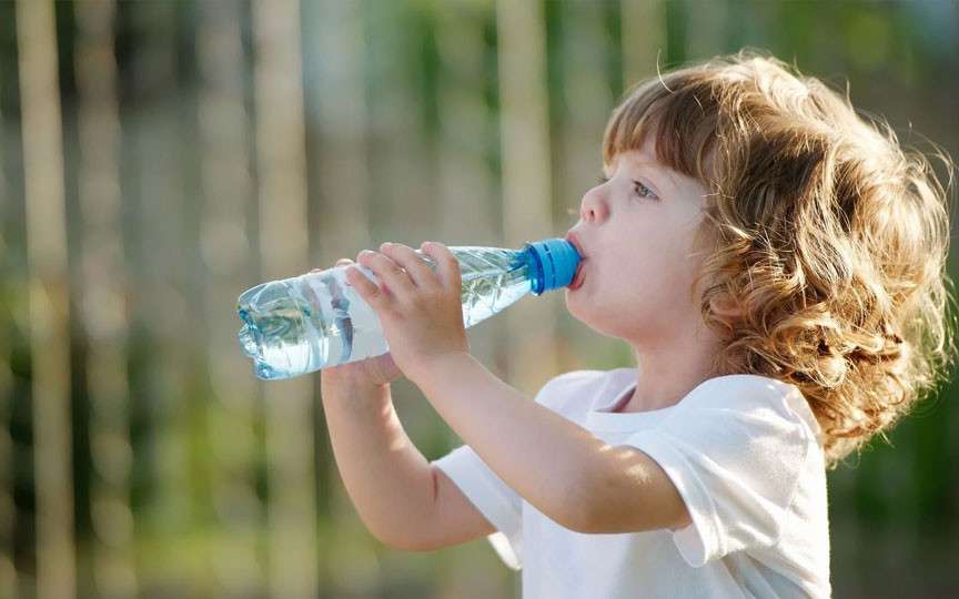 Micoplasticele în mâncarea copiilor: surse ascunse și soluții pentru părinți