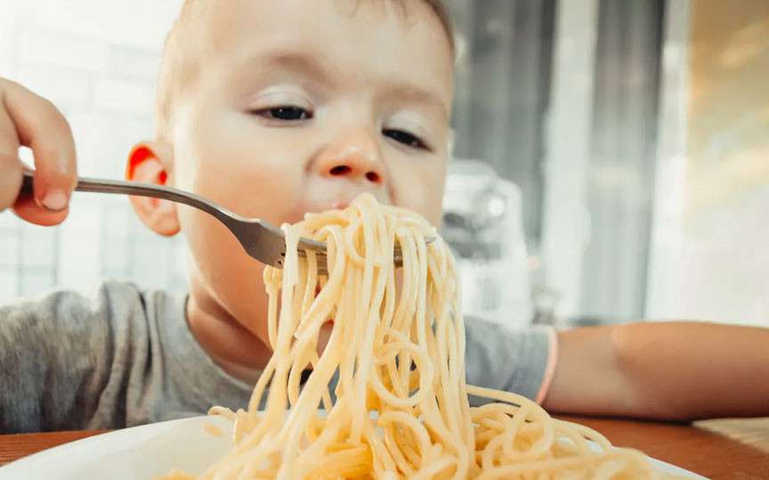 Supraalimentarea la copii: cum deosebești pofta bună de un semn de tulburare alimentară