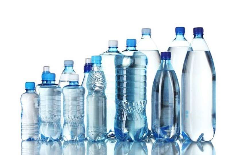 Ce trebuie să verifici atunci când cumperi apă îmbuteliată