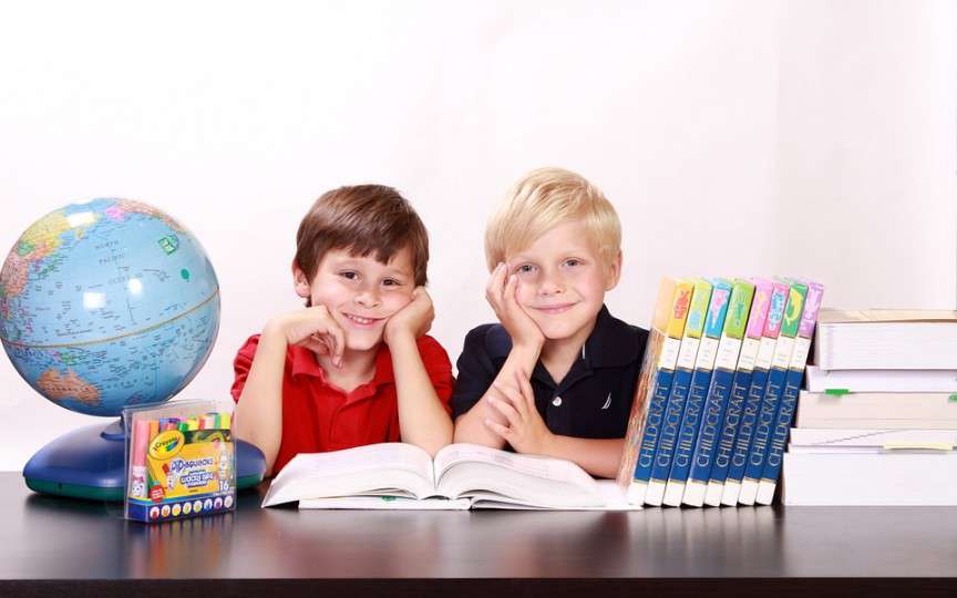 Câți bani trebuie să cheltuiască părinții pentru rechizite unui copil de clase primare
