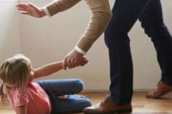 Cercetare: 1 din 10 părinți nu și-ar lovi niciodată copilul și fiecare al doilea e de părere că bătaia e spre binele copilului