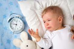Cauzele care țin copilul treaz – află cum să elimini „hoții de somn”