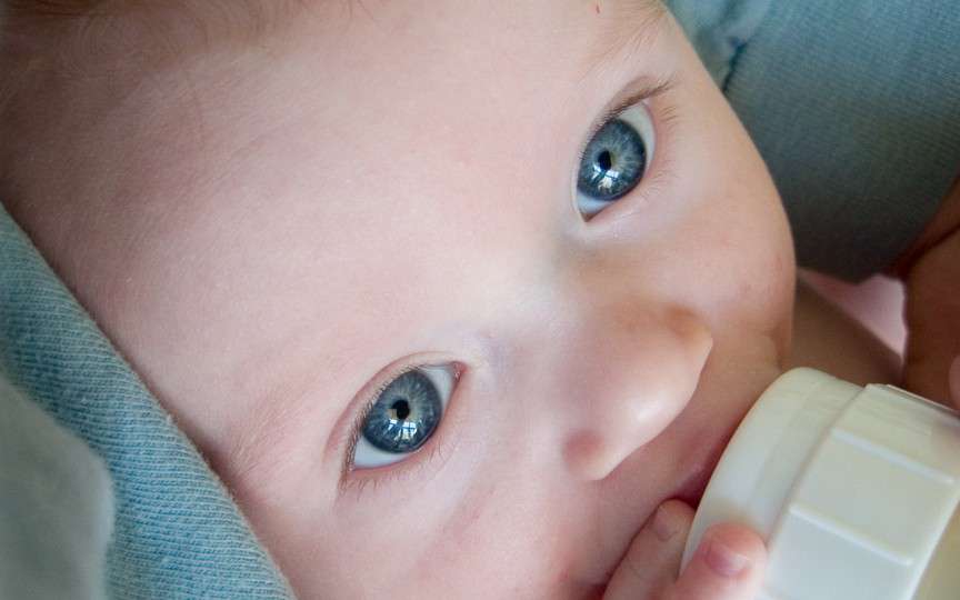 Medic stomatolog: Cariile de biberon la dinții de lapte sunt o primejdie pentru dinții permanenți