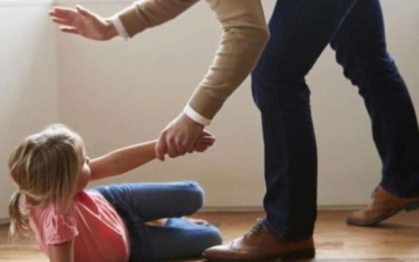 Cercetare: 1 din 10 părinți nu și-ar lovi niciodată copilul și fiecare al doilea e de părere că bătaia e spre binele copilului