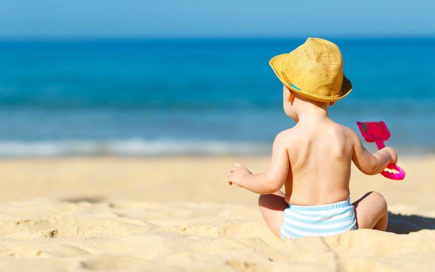 Atenție la cremele de protecție solară pentru copii! Unele ingrediente chimice se absorb în sânge