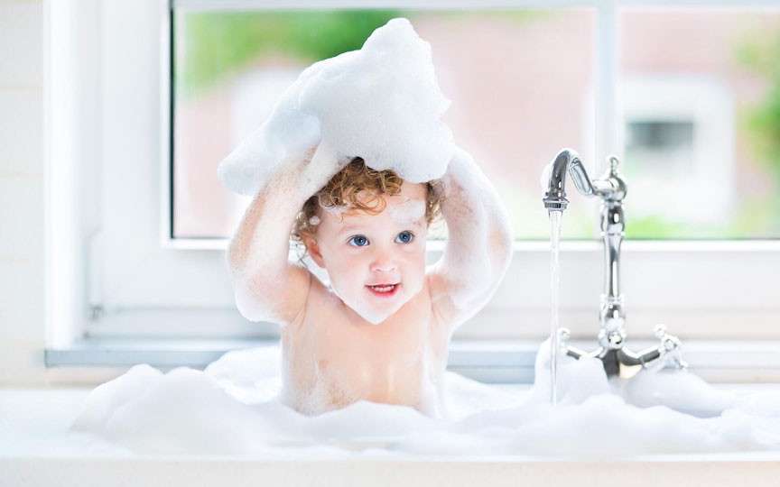 Cum alegi șamponul potrivit pentru pielea sensibilă a copiilor? Ingrediente sigure și recomandări