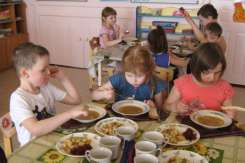 Salarii majorate pentru bucătari și înăsprirea amenzilor. Vezi măsurile Guvernului pentru alimentația copiilor în grădinițe!