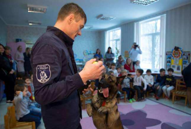 (FOTO) Câinele polițist de frontieră, în vizită la o grădiniță din capitală. Vedeți a cui a fost inițiativa!