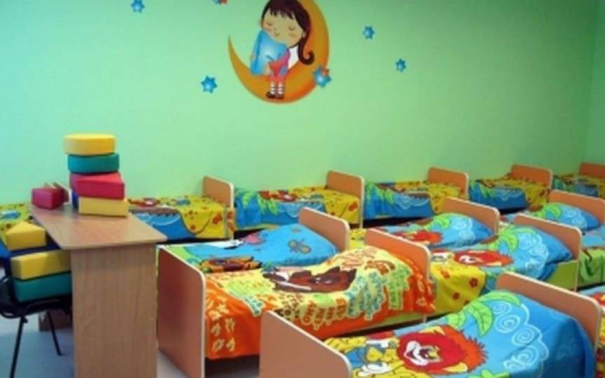 Scandal la o grădiniță din capitală. Educatoarea locuia cu familia în incinta instituției