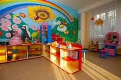 Grădinițe în vacanță: majoritatea părinților fie stau acasă cu copiii, fie îi iau cu ei la muncă