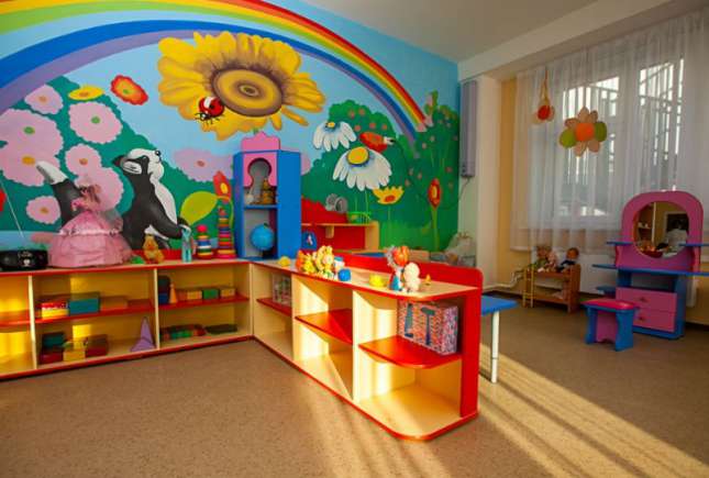 Grădinițe în vacanță: majoritatea părinților fie stau acasă cu copiii, fie îi iau cu ei la muncă