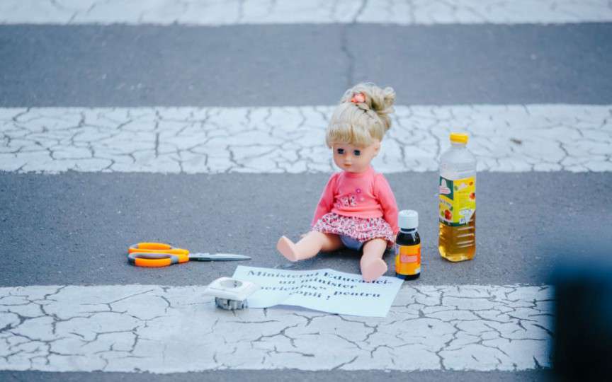 Părinții au manifestat la Ministerul Educației prezentând care sunt pericolele vacanței în grădinițe