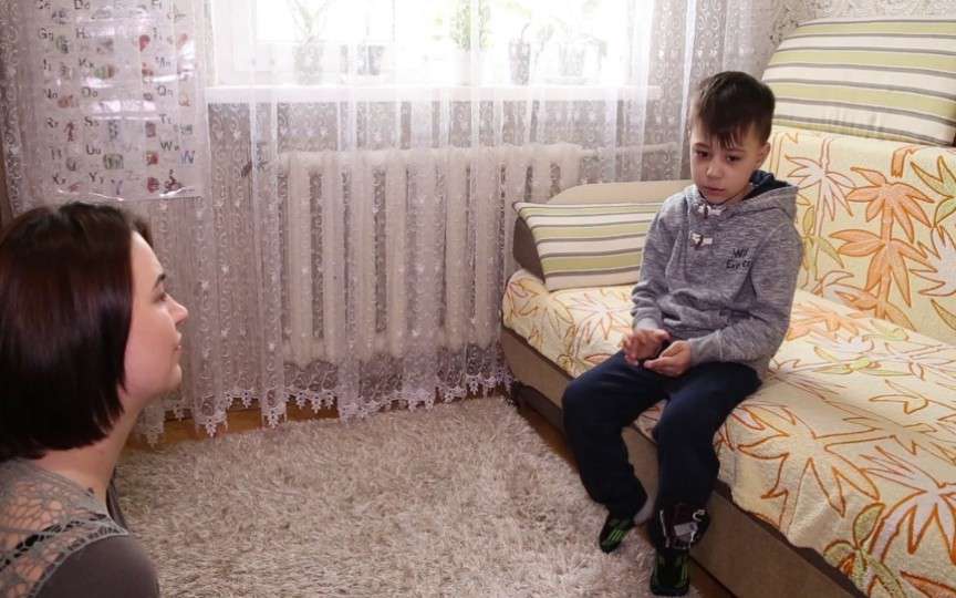 Investigație. O mamă a înregistrat cum educatoarea și dădaca țipă sau chiar bat copiii la grădiniță