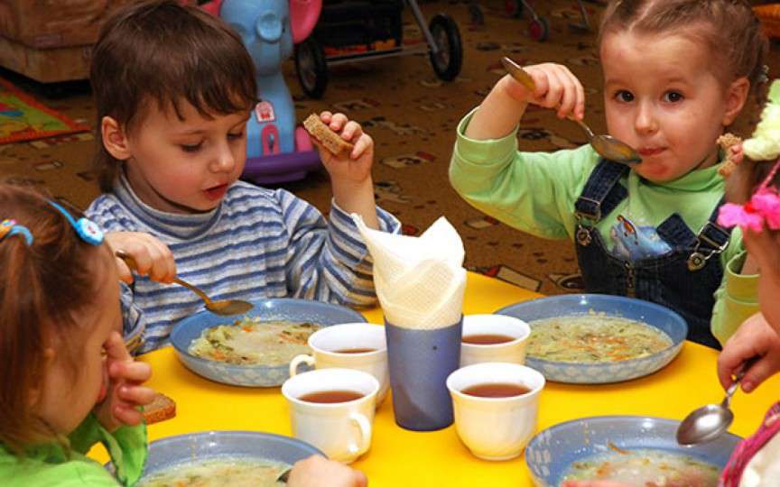 Părinții luptă pentru o alimentație sănătoasă în grădinițe: copiii mănâncă terci de 3 ori pe zi