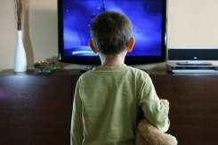Nu vă uitaţi copiii în faţa televizorului