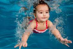 Tehnică extremă de învăţare a copiilor să înoate: aruncaţi în piscină, de la şase luni