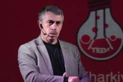 Doctorul Komarovskiy spune de la ce vârstă li se permite copiilor accesul la tablete și telefoane