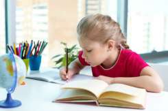 Sfaturile psihoterapeuţilor referitor la ceea ce NU trebuie să facă părinţii când e vorba de şcoală