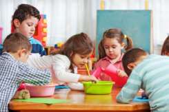 Șapte activități Montessori pentru dezvoltarea independenței copilului