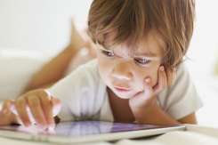 90% din copiii de 2-3 ani diagnosticați cu o formă de autism suferă din cauza televizorului și telefonului