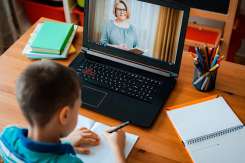 Oful unei mame: Sunt o mamă cloșcă, ce stă în spatele copilului la școala online și sare repede cu mâna peste mâna lui