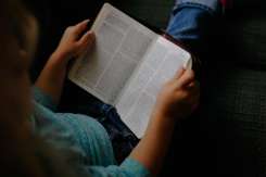 Gest impresionant al unui elev de clasa a V-a. Strânge cărţi vechi de la localnici, pentru a le oferi copiilor nevoiaşi