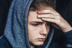 Cum să ajuți un adolescent să-și accepte aspectul fizic și să depășească complexele