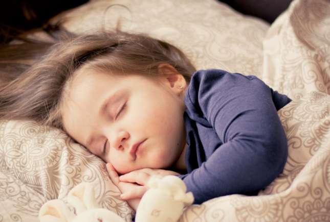 Ce faci când copilul nu vrea să doarmă la prânz? În niciun caz nu te certa cu el. Strategii propuse de psiholog