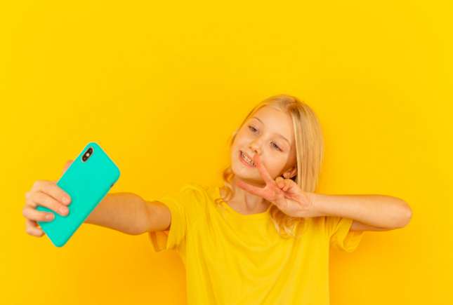 Copilul vrea Snapchat pe telefon? Ce setări trebuie să faci pentru siguranța lui