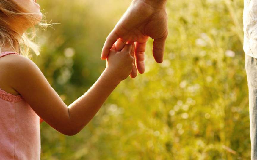 Tehnici de parenting pe care să le aplici zilnic acasă conform metodei Montessori
