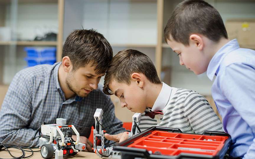 Programe unice pentru copii și adolescenți în domeniul tehnologiilor informaționale