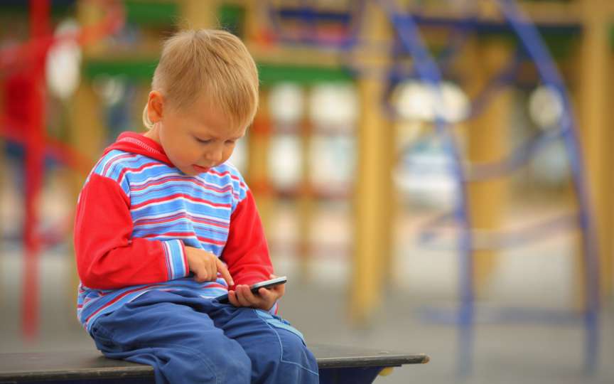 Tehnologia poate distruge copilăria: Atenție la avertismentele specialiștilor!