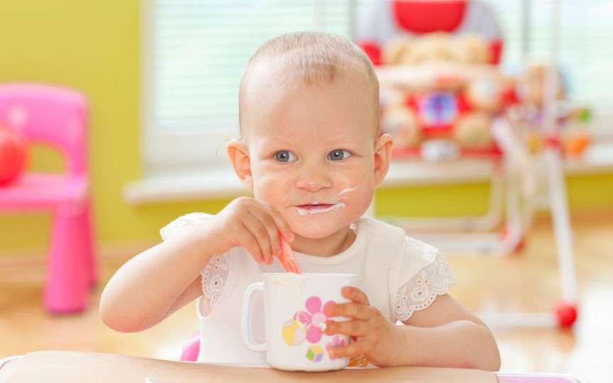 Vârsta la care copiii ar trebui să mănânce singuri