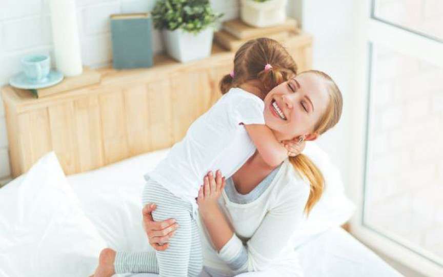 Psihoterapeut: Un copil are nevoie de 12 îmbrățișări pe zi