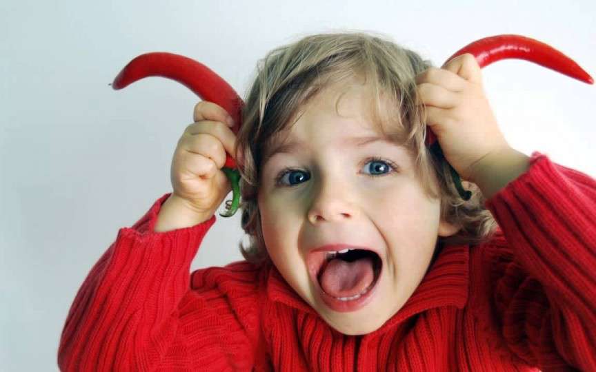 Un copil fericit țipă, aleargă, sare, râde tare și face prostioare, chiar dacă asta deranjează