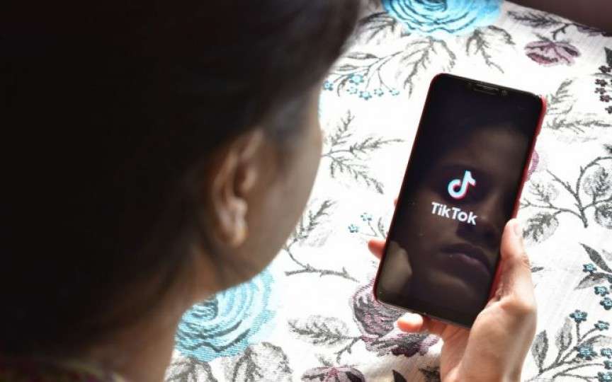 Aplicația Tik Tok le poate pune copiilor viața în pericol: pedofili, clipuri vulgare, provocări foarte riscante!