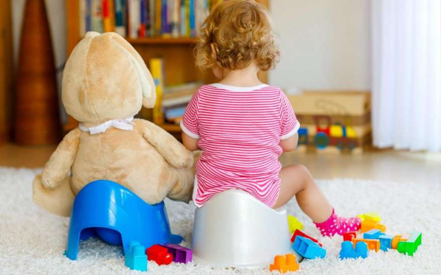 Cum și când e bine să împrietenim copiii cu oliţa ca să renunţe la scutece